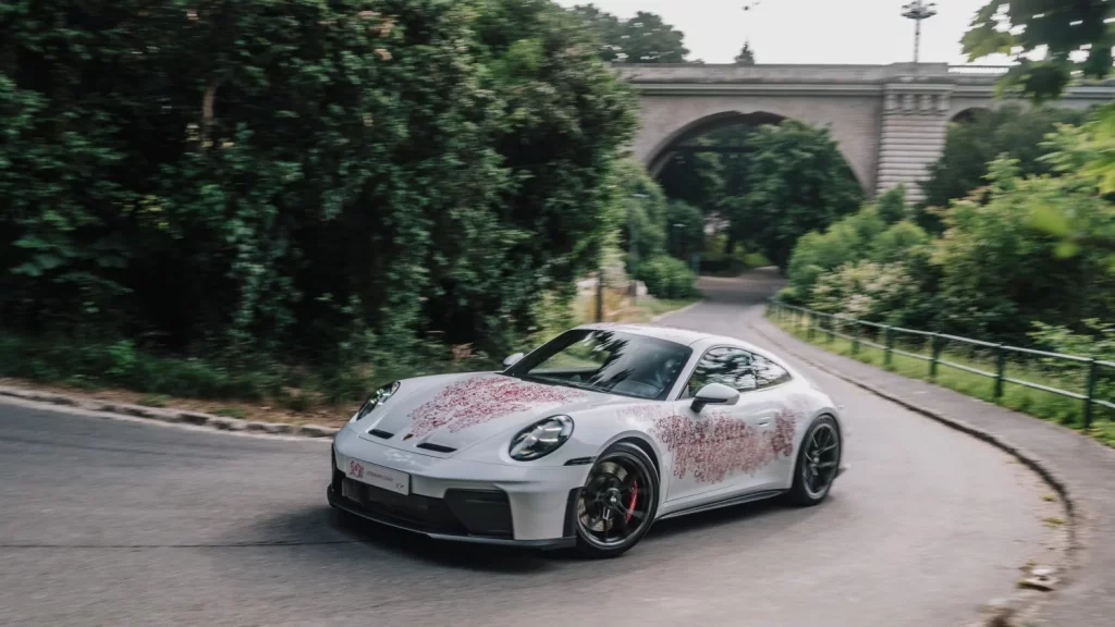 El Porsche 911 GT3 Touring más exclusivo va a un país con 666.000 habitantes 1 Motor16 2025 Porsche 911 GT3 Touring. 75 años Porsche Luxemburgo. Imagen exterior.