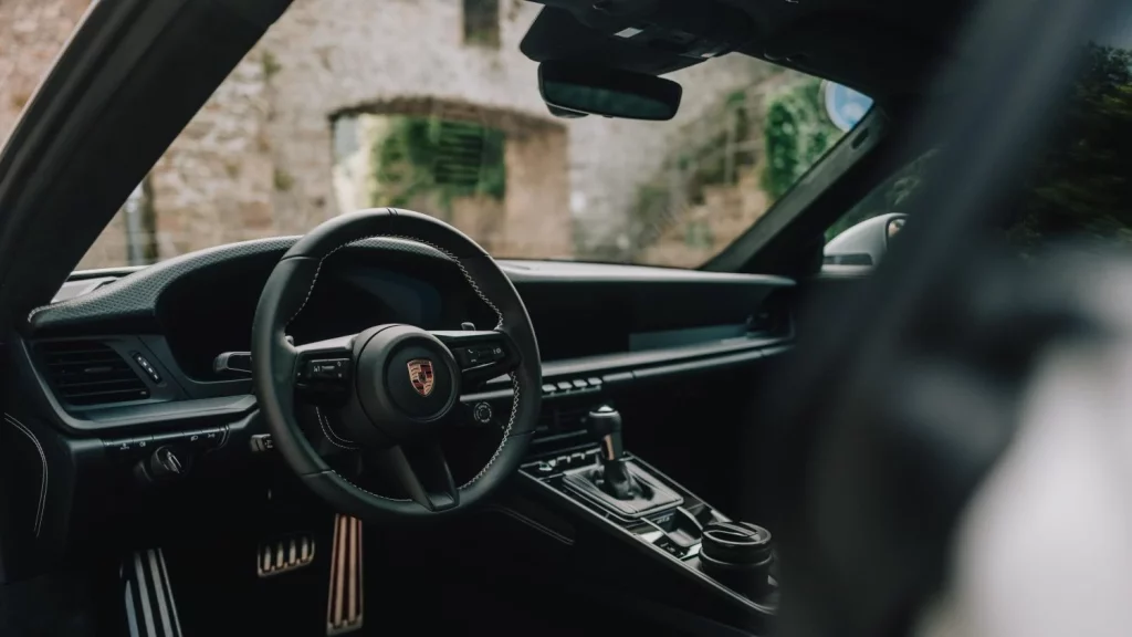 El Porsche 911 GT3 Touring más exclusivo va a un país con 666.000 habitantes 5 Motor16 2025 Porsche 911 GT3 Touring. 75 años Porsche Luxemburgo. Imagen interior.