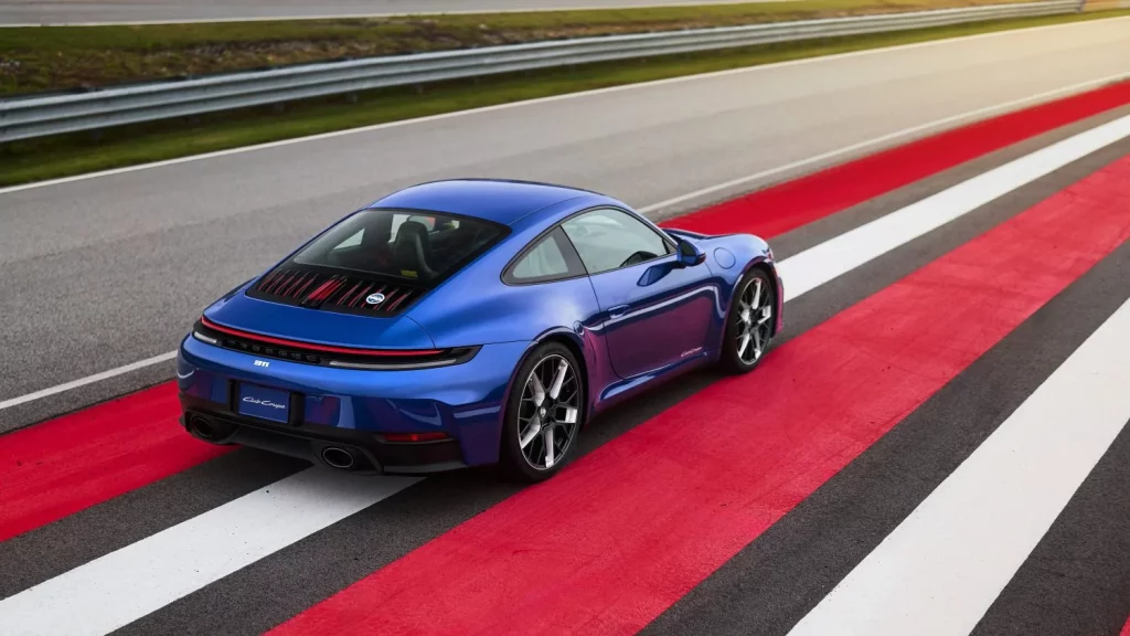 Este Porsche 911 es tan especial que es exclusivo para socios 4 Motor16 2025 Porsche 911 Carrera T Club Coupé. PCA. Imagen trasera.