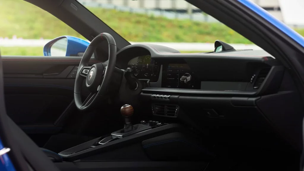 Este Porsche 911 es tan especial que es exclusivo para socios 3 Motor16 2025 Porsche 911 Carrera T Club Coupé. PCA. Imagen interior.