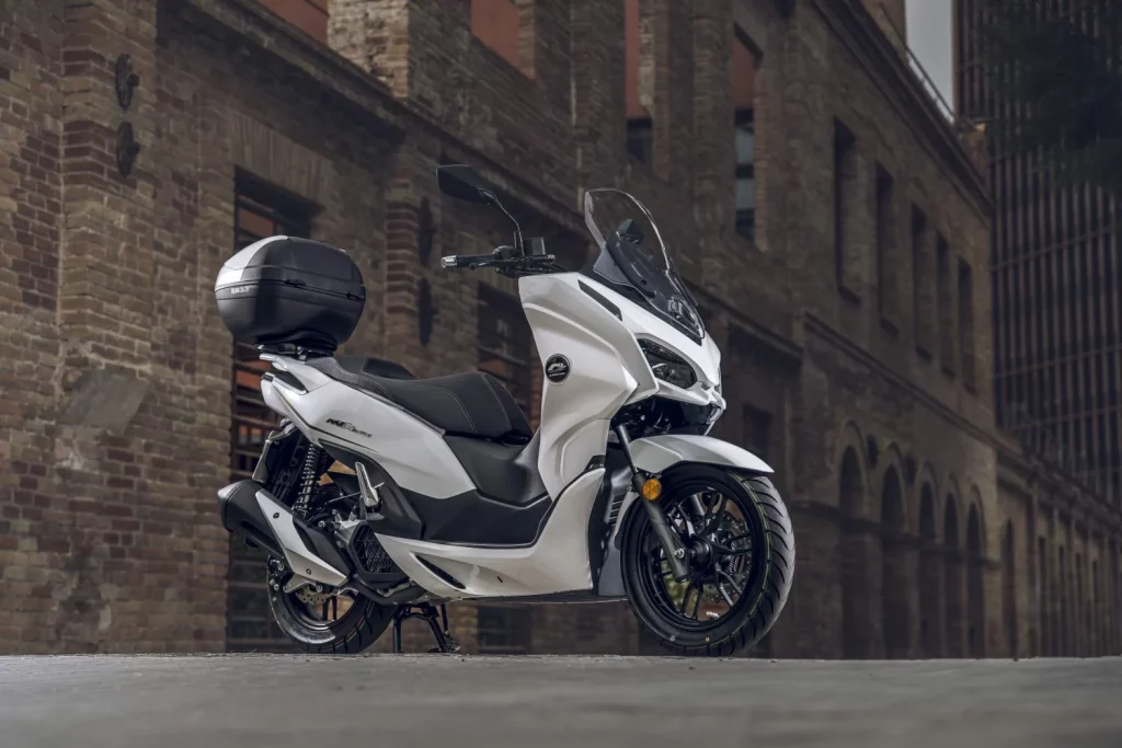 QJ Motor MTX 125: Un scooter urbano alicatado hasta el techo por menos de 3.000 euros 5 Motor16 2025 QJ MOTOR MTX 125 scooter 1 Motor16