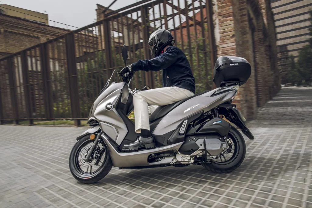 QJ Motor MTX 125: Un scooter urbano alicatado hasta el techo por menos de 3.000 euros 14 Motor16 2025 QJ MOTOR MTX 125 scooter 10 Motor16