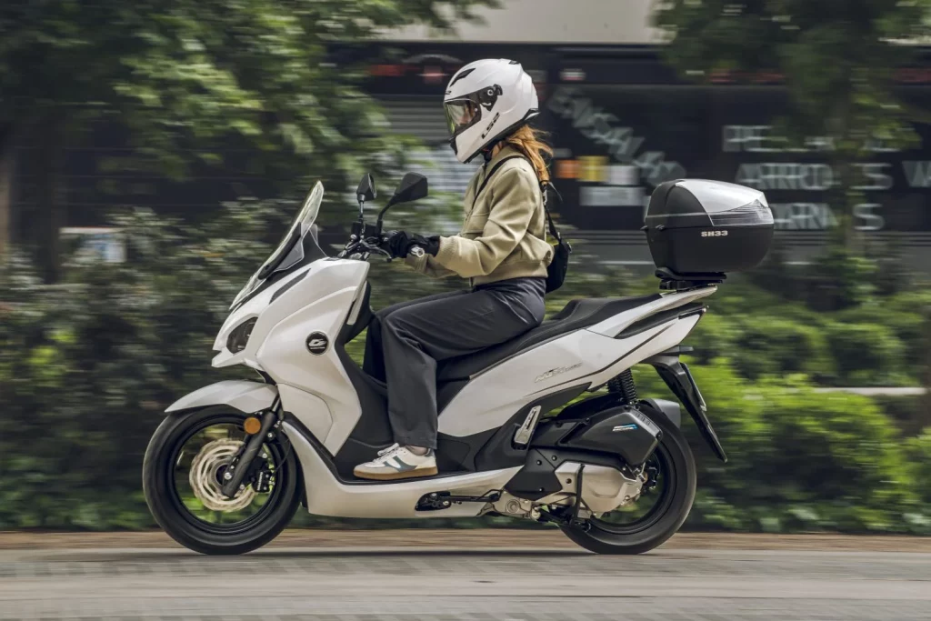 QJ Motor MTX 125: Un scooter urbano alicatado hasta el techo por menos de 3.000 euros 15 Motor16 2025 QJ MOTOR MTX 125 scooter 11 Motor16