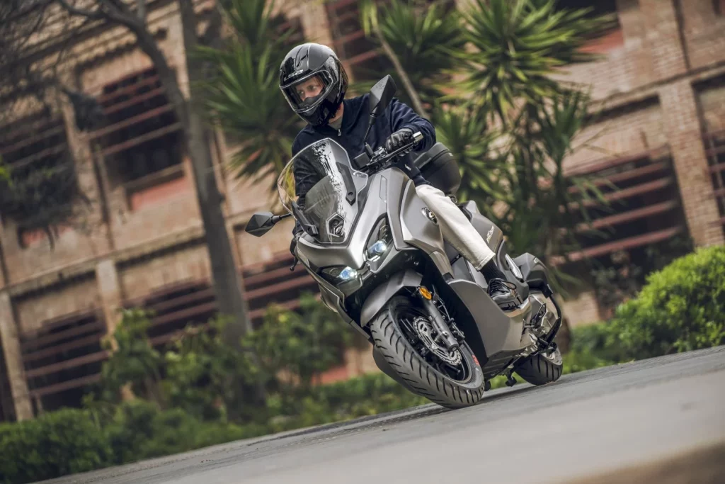 QJ Motor MTX 125: Un scooter urbano alicatado hasta el techo por menos de 3.000 euros 1 Motor16 2025 QJ Motor MTX 125. Imagen movimiento.