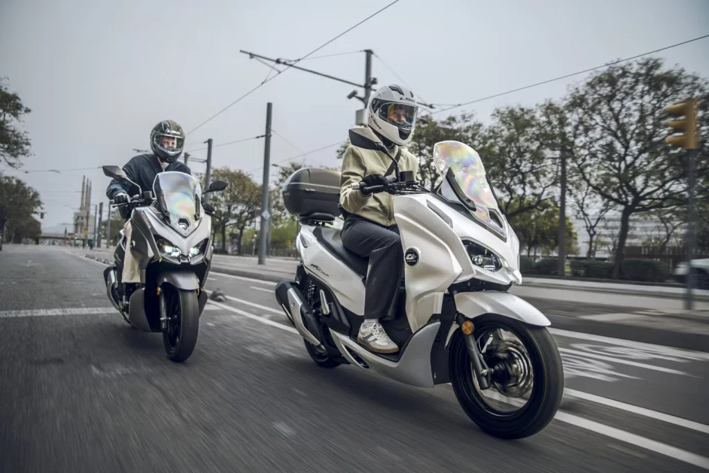 QJ Motor MTX 125: Un scooter urbano alicatado hasta el techo por menos de 3.000 euros 20 Motor16 2025 QJ MOTOR MTX 125 scooter 16 Motor16