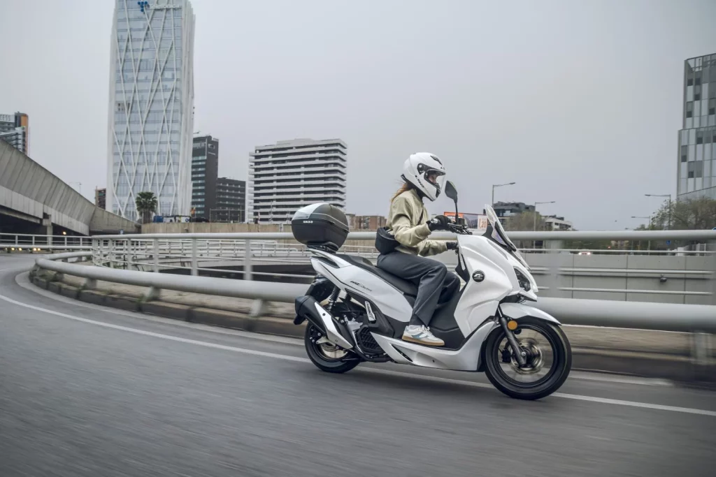 QJ Motor MTX 125: Un scooter urbano alicatado hasta el techo por menos de 3.000 euros 21 Motor16 2025 QJ MOTOR MTX 125 scooter 17 Motor16