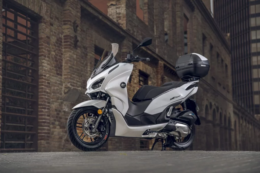 QJ Motor MTX 125: Un scooter urbano alicatado hasta el techo por menos de 3.000 euros 2 Motor16 2025 QJ Motor MTX 125. Imagen estática.