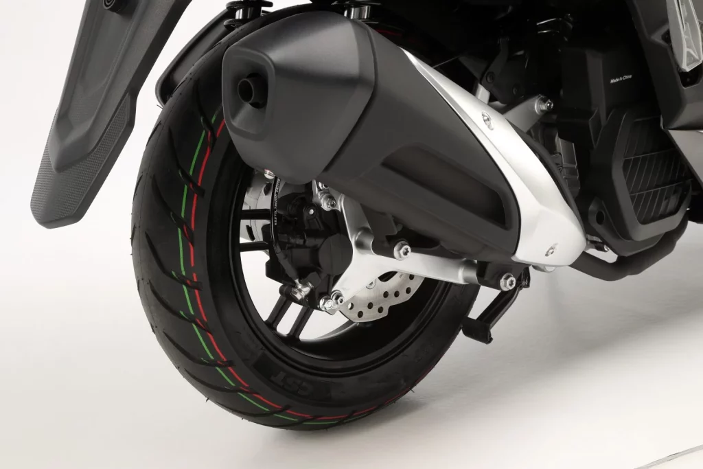 QJ Motor MTX 125: Un scooter urbano alicatado hasta el techo por menos de 3.000 euros 24 Motor16 2025 QJ MOTOR MTX 125 scooter 20 Motor16
