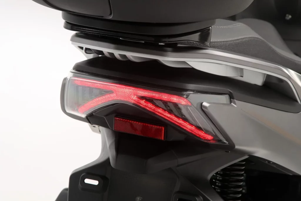QJ Motor MTX 125: Un scooter urbano alicatado hasta el techo por menos de 3.000 euros 25 Motor16 2025 QJ MOTOR MTX 125 scooter 21 Motor16