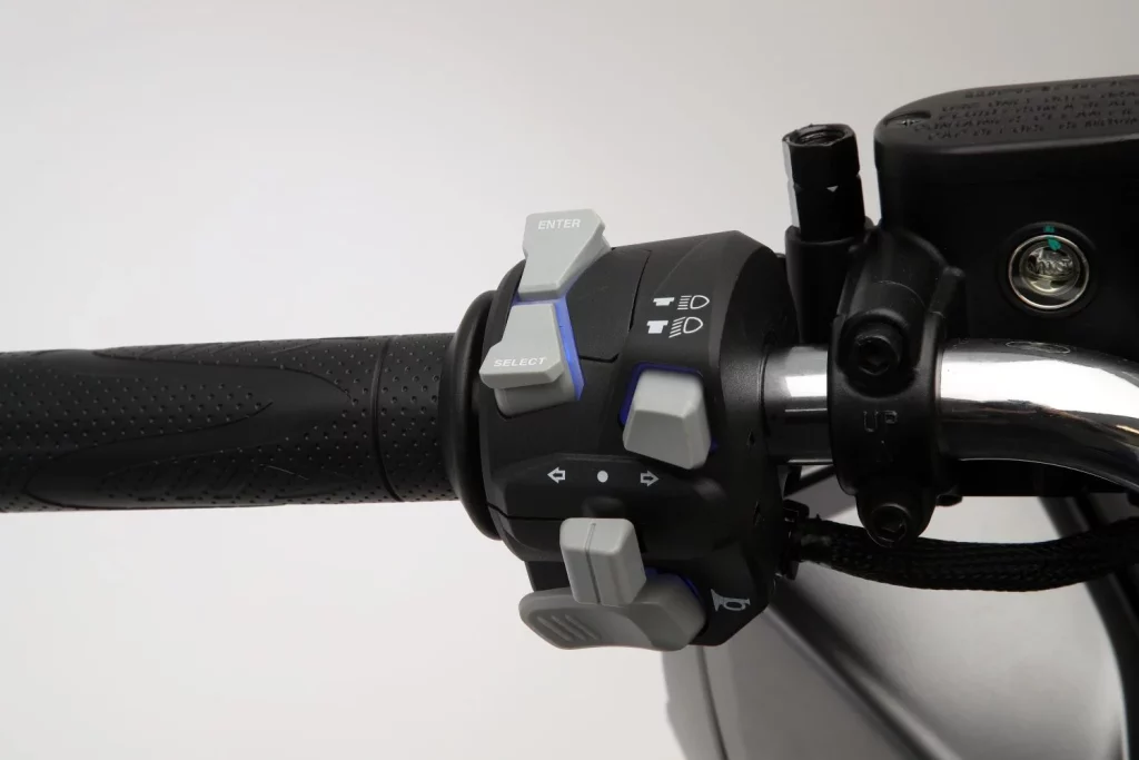 QJ Motor MTX 125: Un scooter urbano alicatado hasta el techo por menos de 3.000 euros 27 Motor16 2025 QJ MOTOR MTX 125 scooter 23 Motor16
