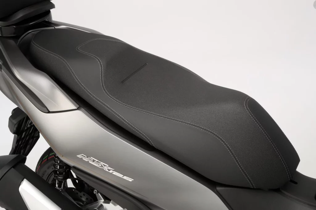 QJ Motor MTX 125: Un scooter urbano alicatado hasta el techo por menos de 3.000 euros 29 Motor16 2025 QJ MOTOR MTX 125 scooter 25 Motor16