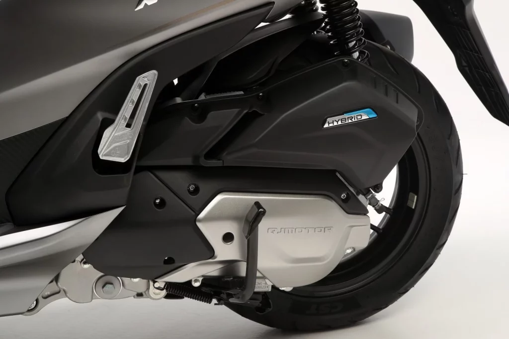 QJ Motor MTX 125: Un scooter urbano alicatado hasta el techo por menos de 3.000 euros 30 Motor16 2025 QJ MOTOR MTX 125 scooter 26 Motor16