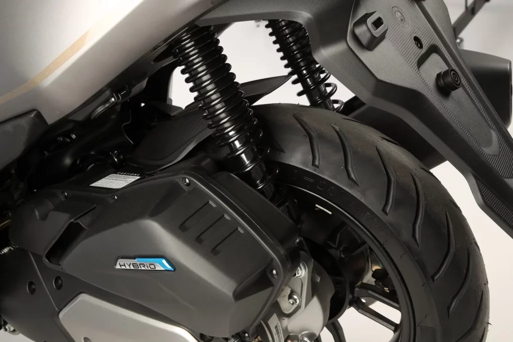 QJ Motor MTX 125: Un scooter urbano alicatado hasta el techo por menos de 3.000 euros 33 Motor16 2025 QJ MOTOR MTX 125 scooter 29 Motor16