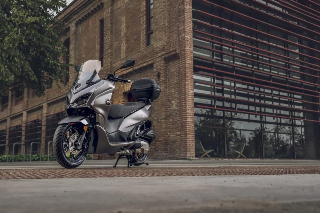 QJ Motor MTX 125: Un scooter urbano alicatado hasta el techo por menos de 3.000 euros 7 Motor16 2025 QJ MOTOR MTX 125 scooter 3 Motor16