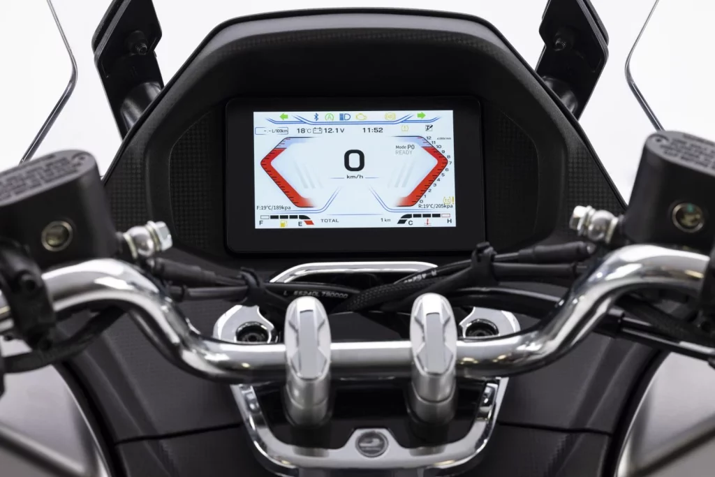 QJ Motor MTX 125: Un scooter urbano alicatado hasta el techo por menos de 3.000 euros 4 Motor16 2025 QJ Motor MTX 125. Imagen detalle.