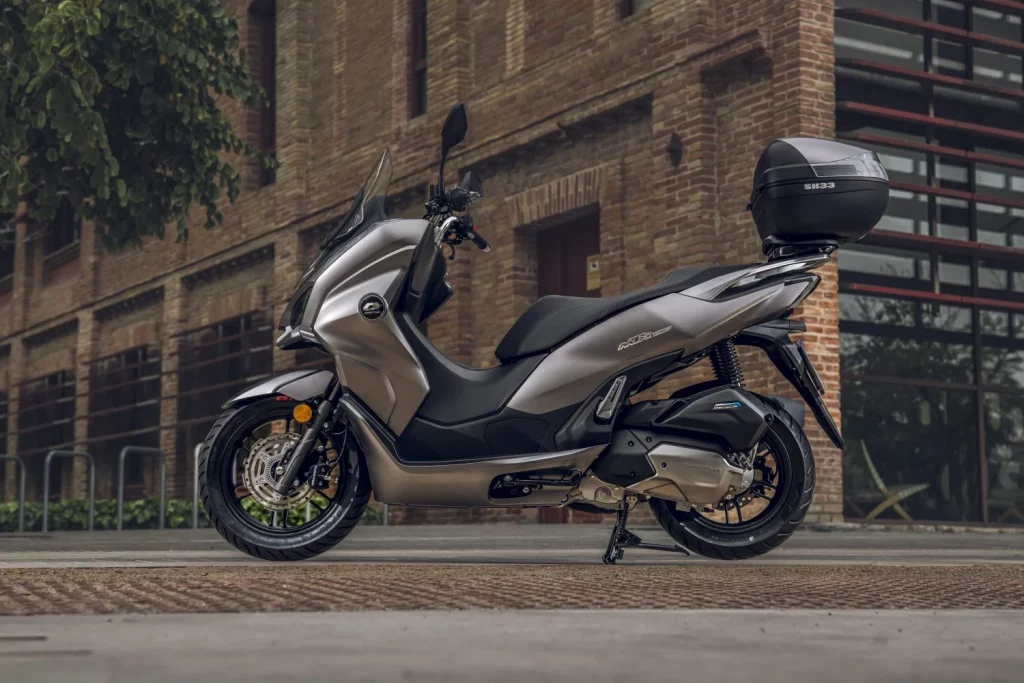 QJ Motor MTX 125: Un scooter urbano alicatado hasta el techo por menos de 3.000 euros 8 Motor16 2025 QJ MOTOR MTX 125 scooter 4 Motor16