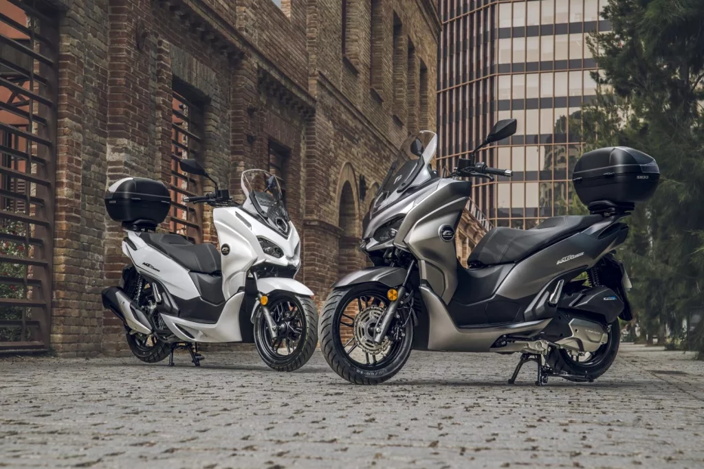 QJ Motor MTX 125: Un scooter urbano alicatado hasta el techo por menos de 3.000 euros 3 Motor16 2025 QJ Motor MTX 125. Imagen exterior.