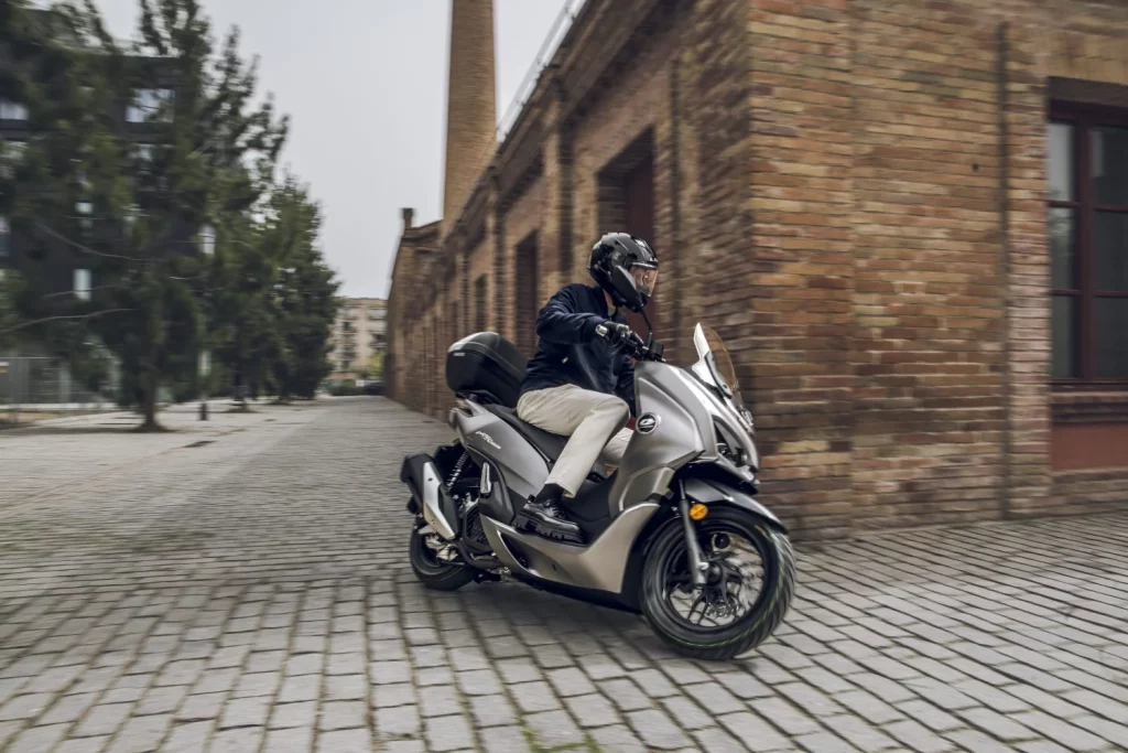 QJ Motor MTX 125: Un scooter urbano alicatado hasta el techo por menos de 3.000 euros 10 Motor16 2025 QJ MOTOR MTX 125 scooter 6 Motor16