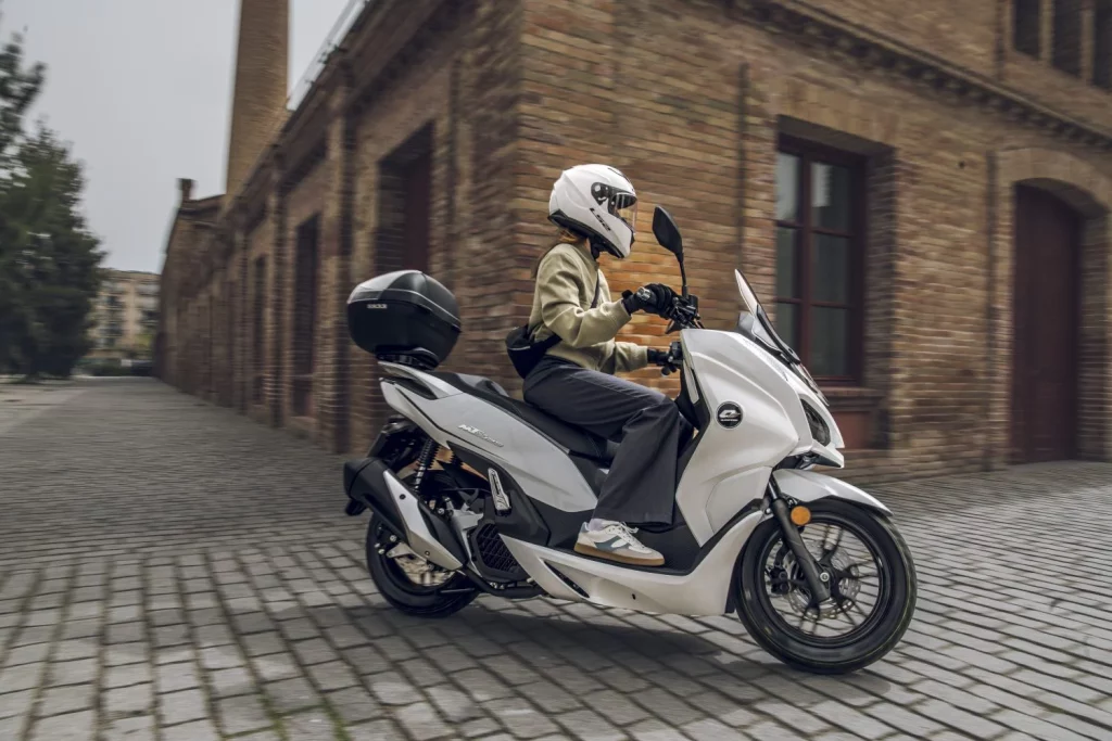 QJ Motor MTX 125: Un scooter urbano alicatado hasta el techo por menos de 3.000 euros 11 Motor16 2025 QJ MOTOR MTX 125 scooter 7 Motor16