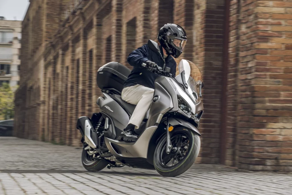 QJ Motor MTX 125: Un scooter urbano alicatado hasta el techo por menos de 3.000 euros 12 Motor16 2025 QJ MOTOR MTX 125 scooter 8 Motor16