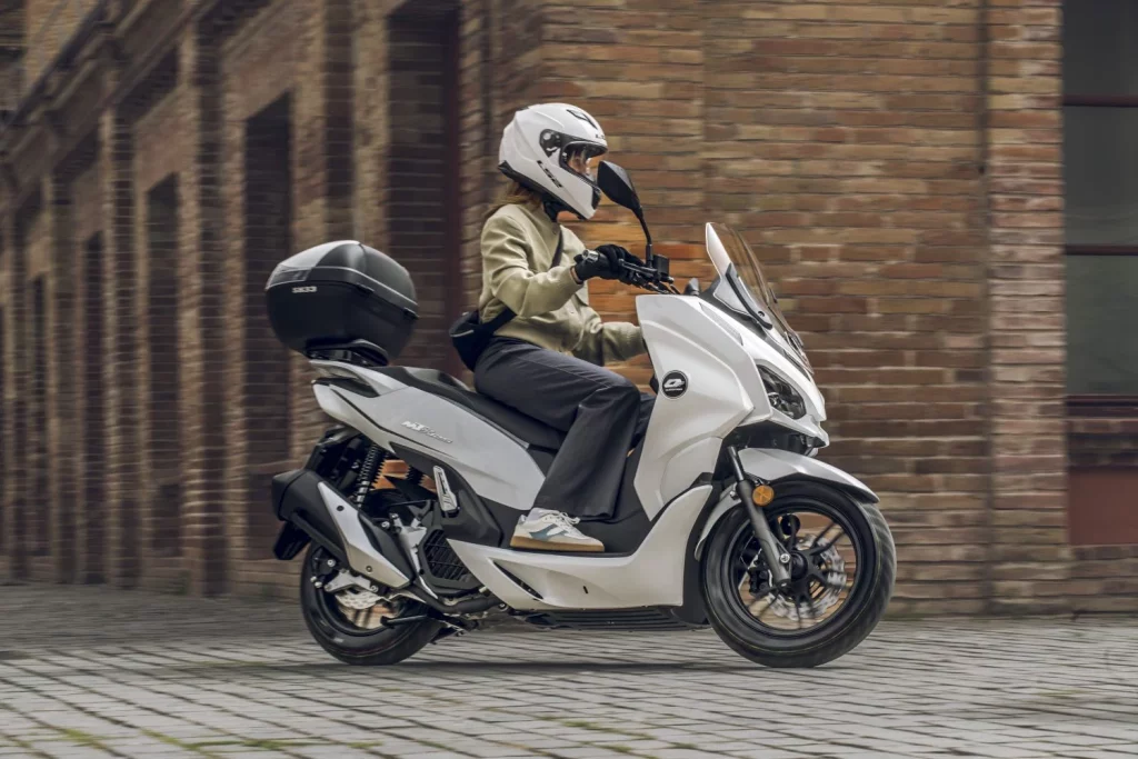 QJ Motor MTX 125: Un scooter urbano alicatado hasta el techo por menos de 3.000 euros 13 Motor16 2025 QJ MOTOR MTX 125 scooter 9 Motor16