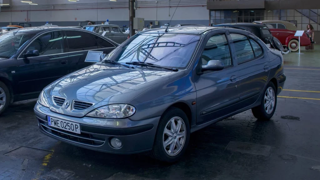 Los míticos Renault que brillan con luz propia en la exposición por los 90 años del Parque Móvil del Estado 1 Motor16 2025 Renault. Exposición 90 años Parque Móvil del Estado. Imagen Megane.