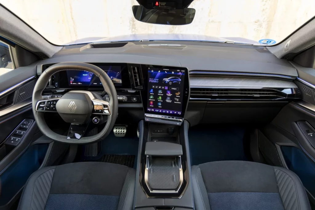 Renault Rafale hyper hybrid E-Tech. Probamos un SUV PHEV para volar a ras del suelo 5 Motor16 2025 Renault Rafale PHEV. Prueba. Imagen salpicadero.