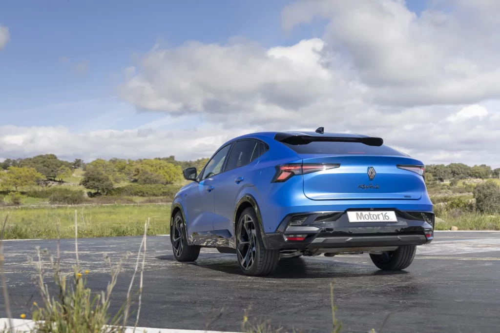 Renault Rafale hyper hybrid E-Tech. Probamos un SUV PHEV para volar a ras del suelo 1 Motor16 2025 Renault Rafale PHEV. Prueba. Imagen trasera.