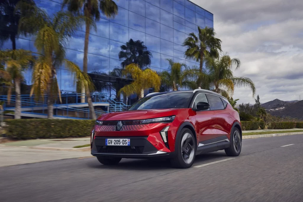2025 Renault Scenic E-Tech. 22 kW. Imagen movimiento.