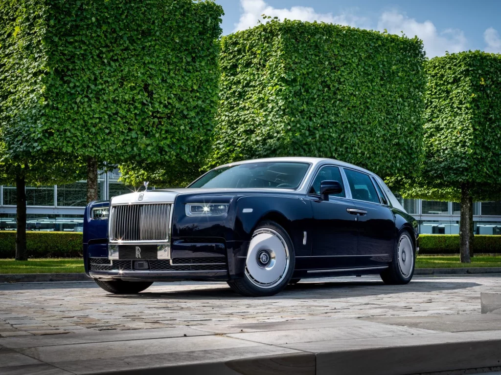 Rolls-Royce lleva los murales de las cuevas de Dunhuang Mogao a tres exclusivos vehículos 1 Motor16 2025 Rolls-Royce Phantom. Mogao. Imagen.