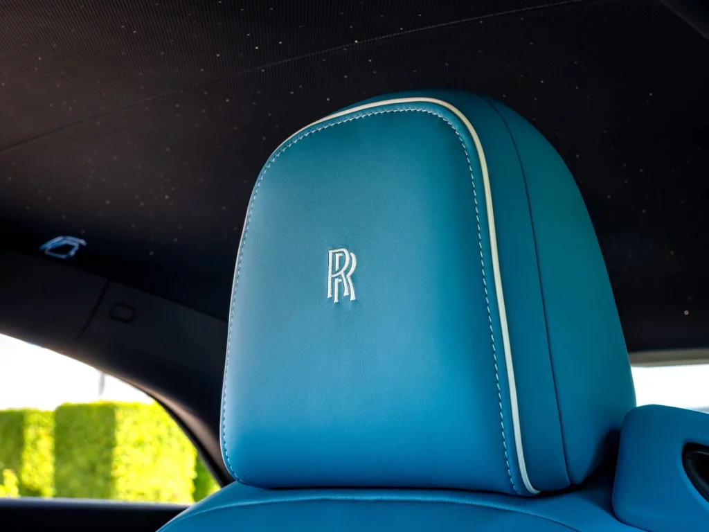Rolls-Royce lleva los murales de las cuevas de Dunhuang Mogao a tres exclusivos vehículos 28 Motor16 2025 Rolls Royce Wraith Mural Art 5 Motor16