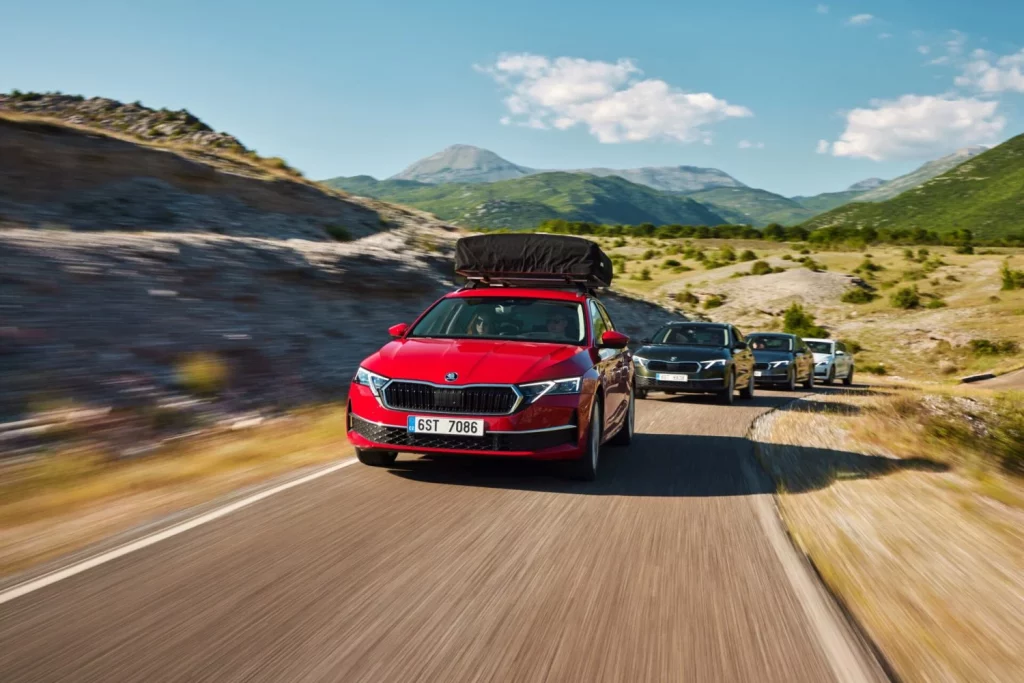 Las versiones 4x4 de los Škoda Octavia y Karoq son la clave para explorar Albania 1 Motor16 2025 Skoda Octavia y Karoq. Albania. Imagen movimiento.