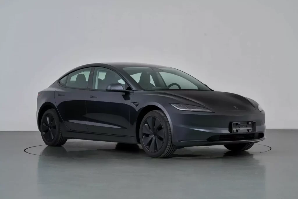 Tesla Model 3 +: La versión nacida para hacer frente a la competencia más dura 1 Motor16 2025 Tesla Model 3 +. Imagen estudio.
