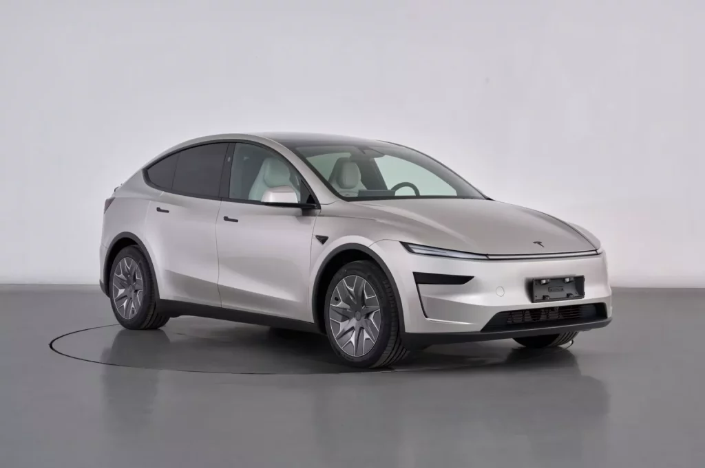 Hasta el Tesla Model Y sucumbe a la moda china de 'pegar el estirón' 1 Motor16 2025 Tesla Model Y L China. Imagen estudio.