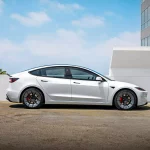 El RACC de Noruega abre un Tesla Model 3 con seis años y alucina con lo que encuentran en su interior: ¿te lo comprarías?