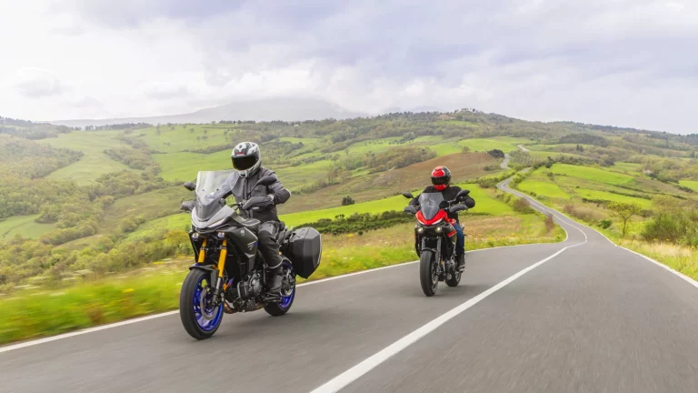 Si vas a viajar este verano en moto, estos son los seis accesorios que no te pueden fallar jamás