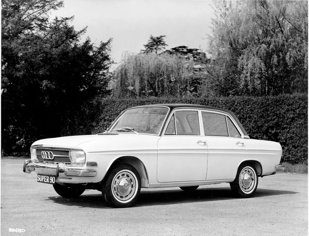 F103, el Audi con el que empezó todo... 3 Motor16 AUDI F103 4 Motor16