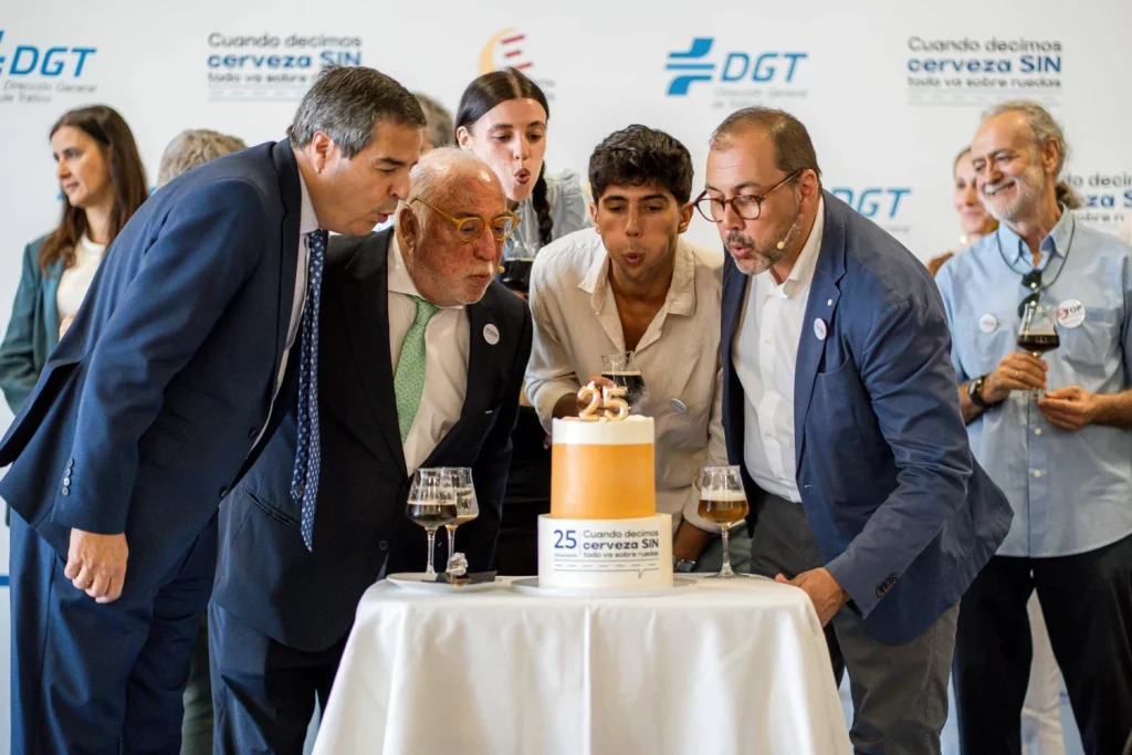 Alcoholemia cerveza campana DGT 25 aniversario Jacobo Olalla Pere Navarro Mariang Maturana Carlos Peguer e Ignacio Lijarcio Motor16