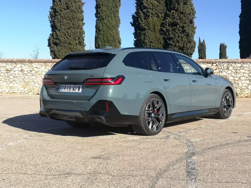 Prueba del BMW i5 eDrive40 Touring: Un eléctrico de largo recorrido 1 Motor16 BMW i5 Touring eDrive40 (2)