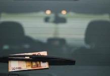 El aviso de la Guardia Civil por si ves este detalle en tu parabrisas: Es una práctica que usan para robarte