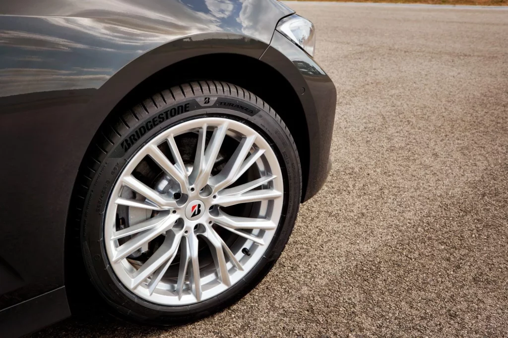 ¿Vas a cambiar los neumáticos de tu coche? Bridgestone te da 5 claves a tener en cuenta 5 Motor16 2025 Bridgestone Turanza. Neumáticos. Imagen.