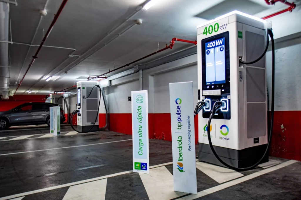 Nuevos cargadores ultrarrápidos de Iberdrola | bp pulse en el centro de Madrid 1 Motor16 CARGADORES IBERDROLA BP PULSE MADRID PLZ MOSTENSES1 Motor16