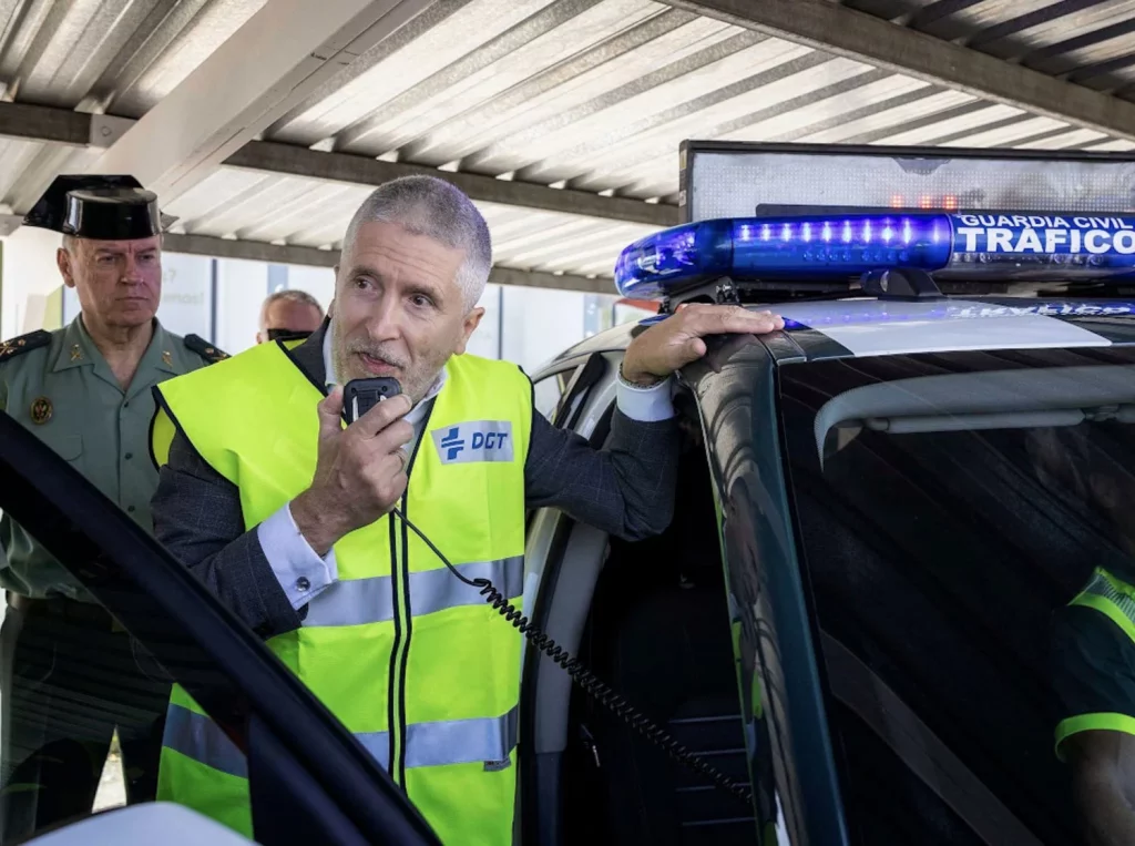 La Guardia Civil de Tráfico vuelve a avisar a quienes viajan en moto este verano: 3 consejos que debes cumplir a rajatabla 1 Motor16 Grande-Marlaska DGT Guardia Civil