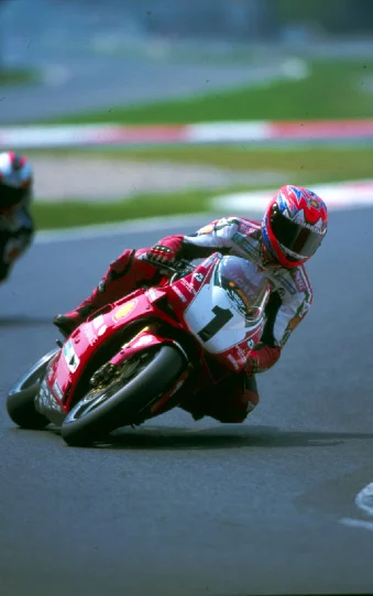 A un año de su centenario, Ducati repasa su historia en Instagram 11 Motor16 Carl Fogarty 1999 UC822220 High Motor16