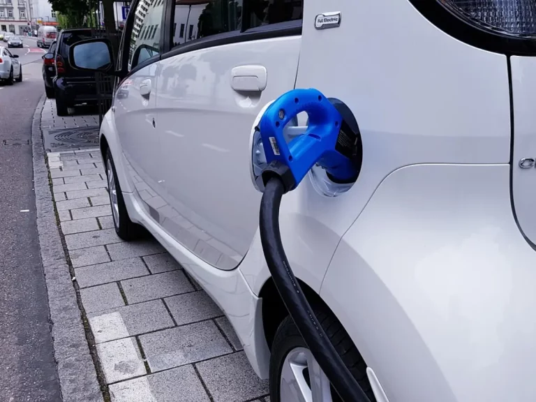 El estudio que revela el coche eléctrico de segunda mano que te tienes que comprar: spoiler, no es un Tesla