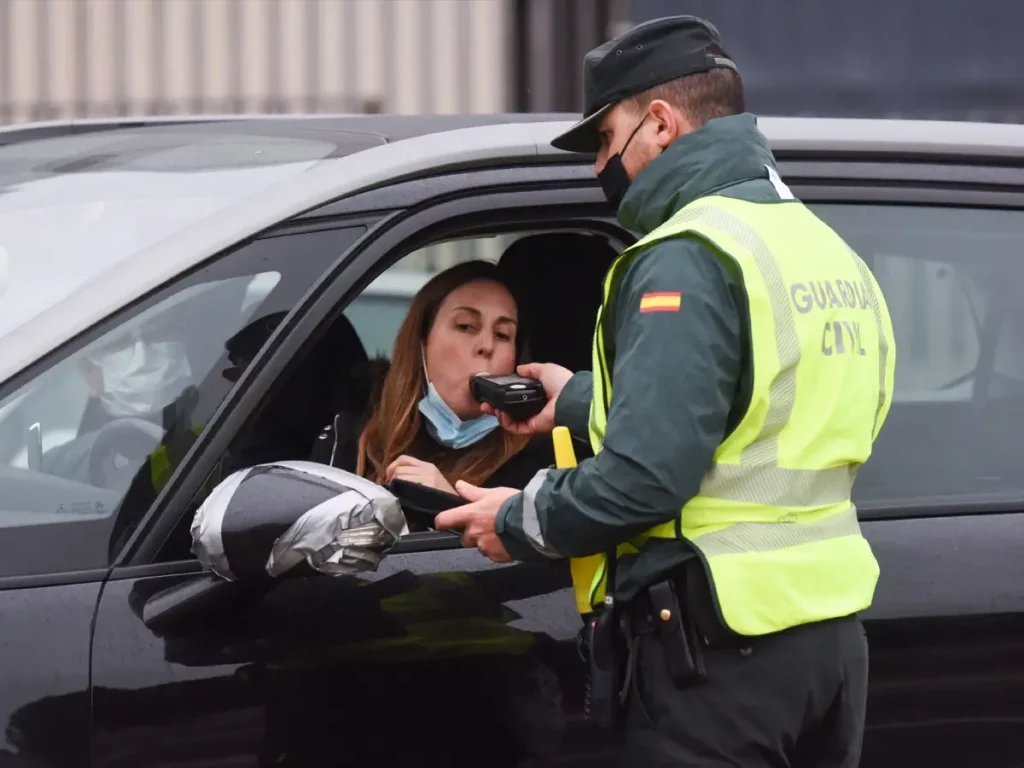 Conductor kamikaze: los pasos para no tener un accidente en esta complicada situación 1 Motor16 Control de alcoholemia kamikaze