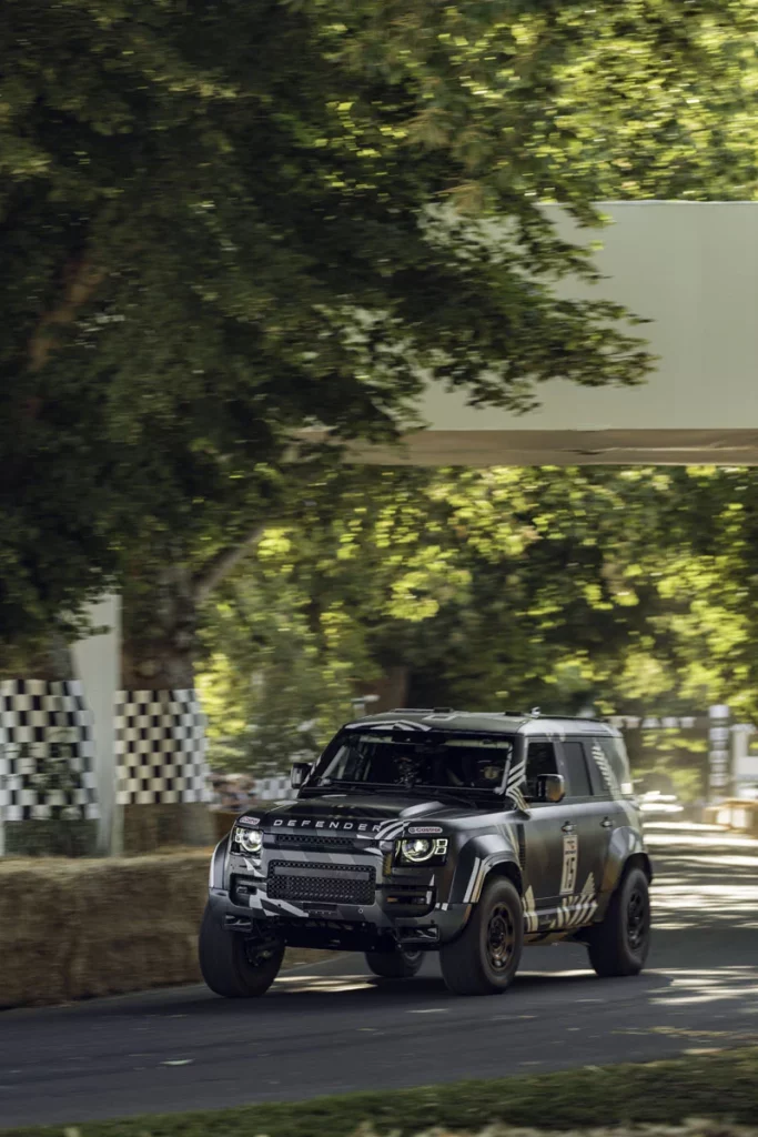 Dakar D7X-R, el Defender del desierto debutó en la campiña inglesa 1 Motor16 El Defender del Dakar, en la subida a la colina de Goodwood.