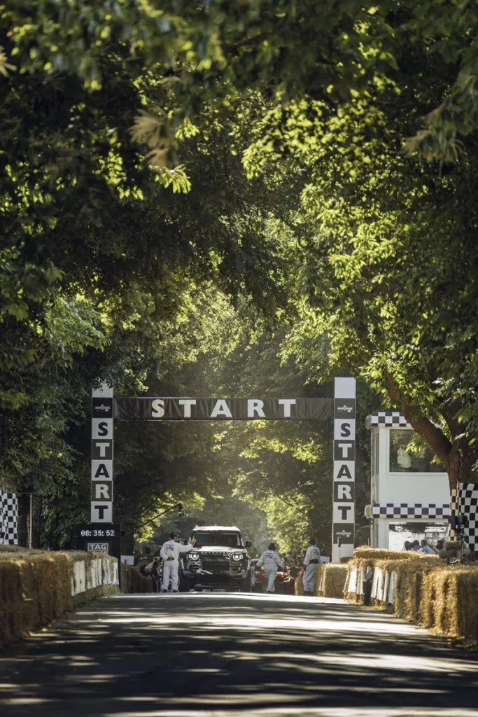 Dakar D7X-R, el Defender del desierto debutó en la campiña inglesa 8 Motor16 DEFENDER RALLY SARA PRICE GOODWOOD HILLCLIMB 002 Motor16