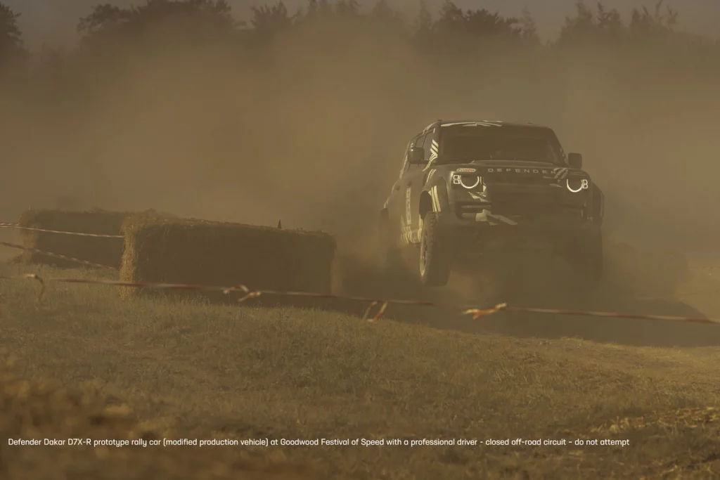 Dakar D7X-R, el Defender del desierto debutó en la campiña inglesa 9 Motor16 DEFENDER RALLY SARA PRICE GOODWOOD OFF ROAD ARENA 001 DISCLAIMER Motor16