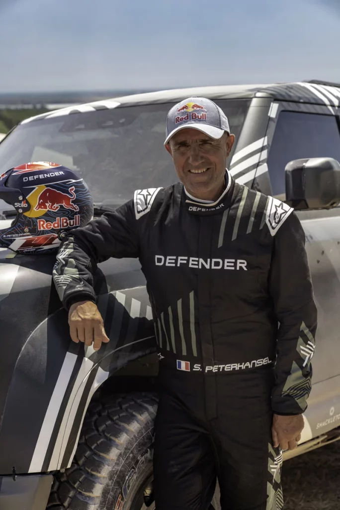 Dakar D7X-R, el Defender del desierto debutó en la campiña inglesa 2 Motor16 DEFENDER RALLY STEPHANE PETERHANSEL GOODWOOD OFF ROAD ARENA 001 Motor16